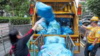 Truk sampah di Taiwan yang memutar musik. (I-Hwa Cheng / AFP)