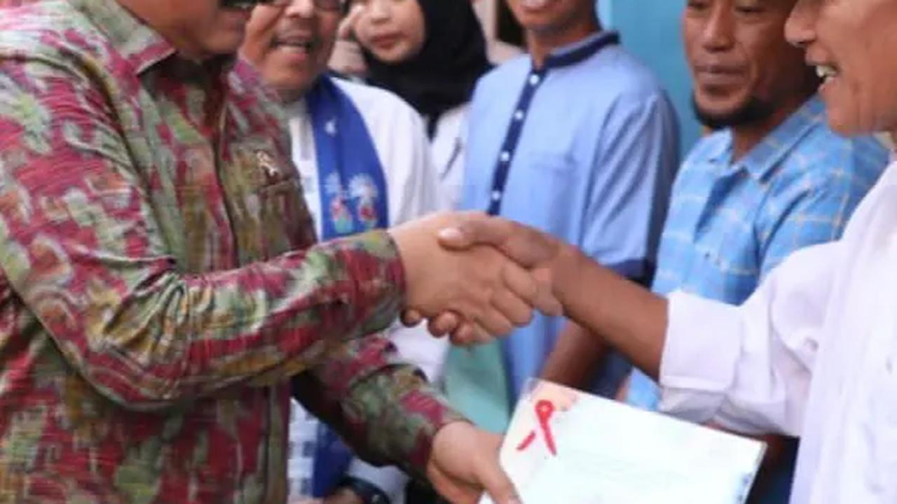 Serahkan Sertifikat di Pulau Panggang, Menteri ATR Tegaskan PTSL Menyentuh hingga Pulau-pulau Kecil