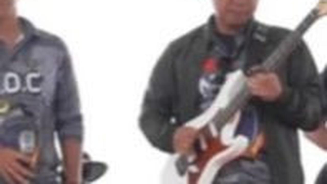 "Saat itu saya memegang Bass dan Saleh diposisi Vokalis," tulis keterangan unggahan Agus.