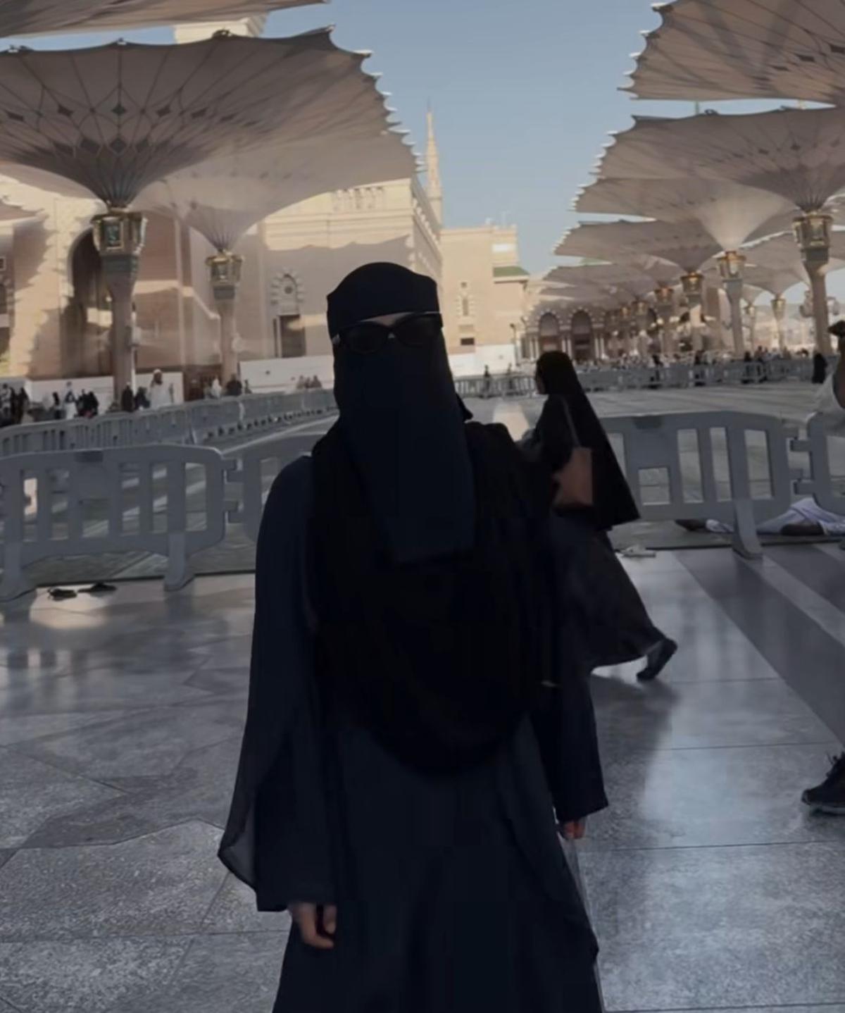 7 Potret Thya Sethya saat Pakai Hijab setelah Tinggalkan MMA, Sempat Tampil Bercadar Ketika Umroh
