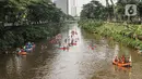 Peserta menyusuri Sungai Ciliwung saat mengikuti Festival Dayung Ciliwung, Jakarta, Minggu (4/12/2022). Festival Dayung Ciliwung digelar untuk pemanasan pra-Kejurnas Dayung 2022 sekaligus percontohan pengelolaan sungai di Indonesia. (Liputan6.com/Faizal Fanani)