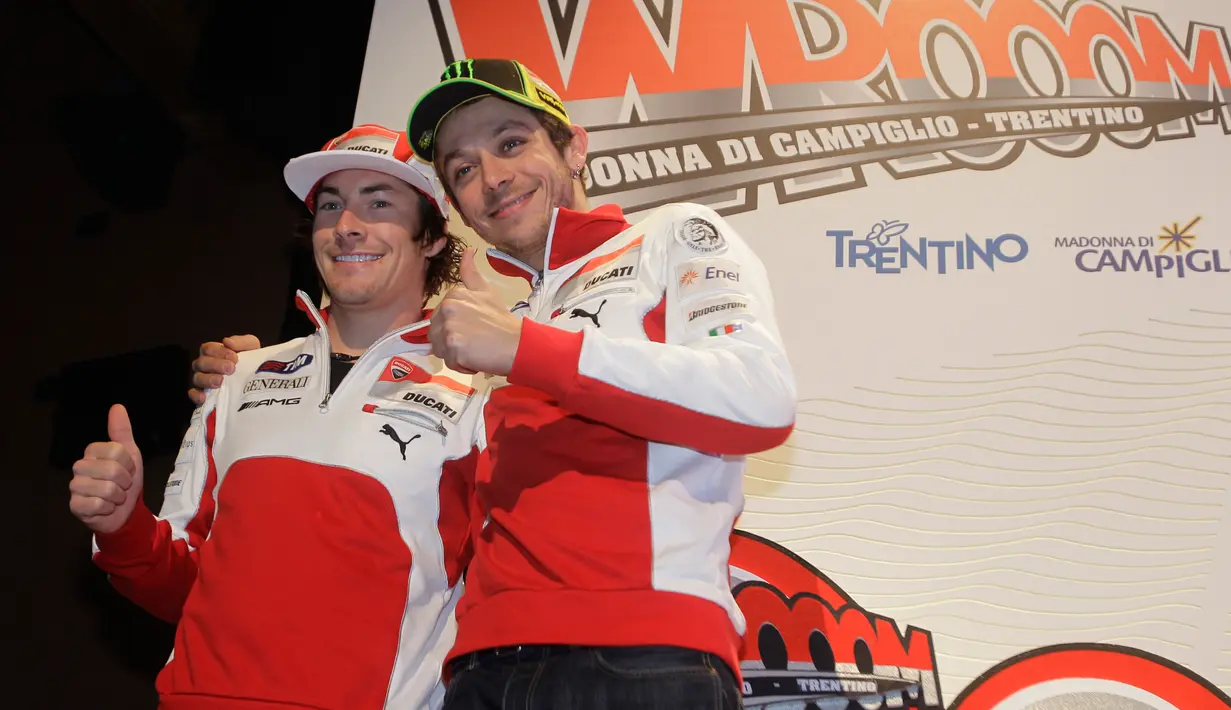 Pembalap Ducati MotoGP Valentino Rossi dan rekan setimnya Nicky Hayden saat jumpa pers di Madonna di Campiglio, Italia, Selasa (10/1/2012). (AP Photo / Luca Bruno)