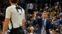 Pelatih Golden State Warriors, Steve Kerr, mengkritik wasit secara terbuka di radio sehingga mendapat denda 335 juta rupiah dari NBA, Minggu (20/11/2016). (Bola.com/Twitter/Deadspin)