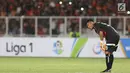 Kiper Arema FC, Kurniawan Kartika Ajie tertunduk usai dikalahkan Persija pada lanjutan Go-Jek Liga 1 Indonesia 2018 bersama Bukalapak di Stadion GBK Jakarta, Sabtu (31/3). Persija unggul 3-1. (Liputan6.com/Helmi Fithriansyah)