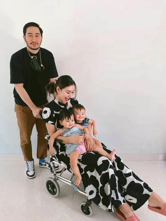Adik Raffi Ahmad ini mengatakan, tentu merupakan hal yang wajar jika setiap orangtua melindungi anak-anak mereka. Seperti yang dilakukannya bersama sang suami selama berstatus sebagai orang tua. (Instagram/syahnazs)