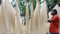 Pekerja menjemur Seviiyan (sejenis bihun), bahan dasar pembuatan sheerkhorma, di Hyderabad, India, 23 Juni 2015. Sheerkhorma merupakan hidangan manis tradisional khas Ramadan bagi muslim India. (AFP PHOTO/NOAH Seelam)