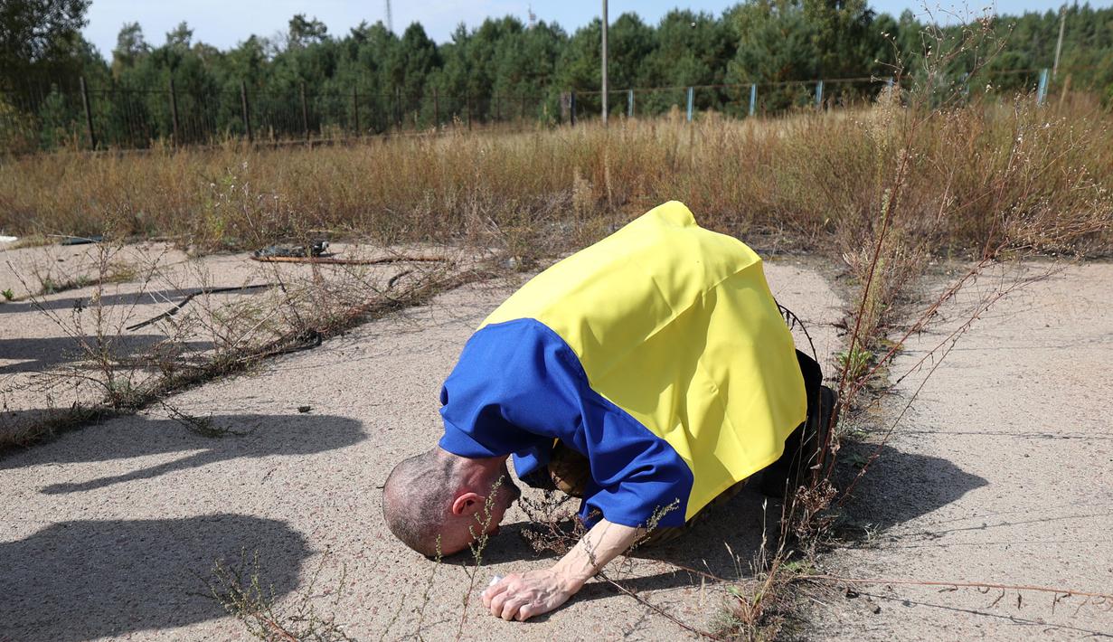 Keharuan menyelimuti kembalinya tawanan perang ke Ukraina. (Anatolii STEPANOV/AFP)