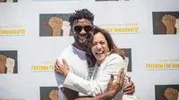 Aktor Chadwick Boseman berpelukan dengan calon wakil presiden Kamala Harris. (Twitter: @KamalaHarris)