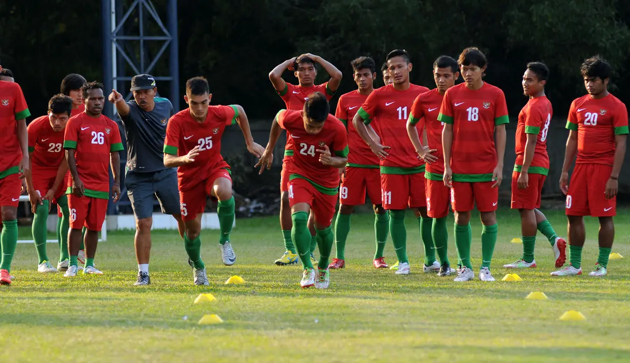 Jelang berlaga di Sea Games XXVIII Singapura, Timnas Indonesia U-23 kembali melakukan latihan di Lapangan Sutasoma Halim Perdanakusuma, Jakarta, Sabtu (23/5/2015). Tampak, pemain timnas U-23 berlatih kecepatan berlari. (Liputan6.com/Helmi Fithriansyah)