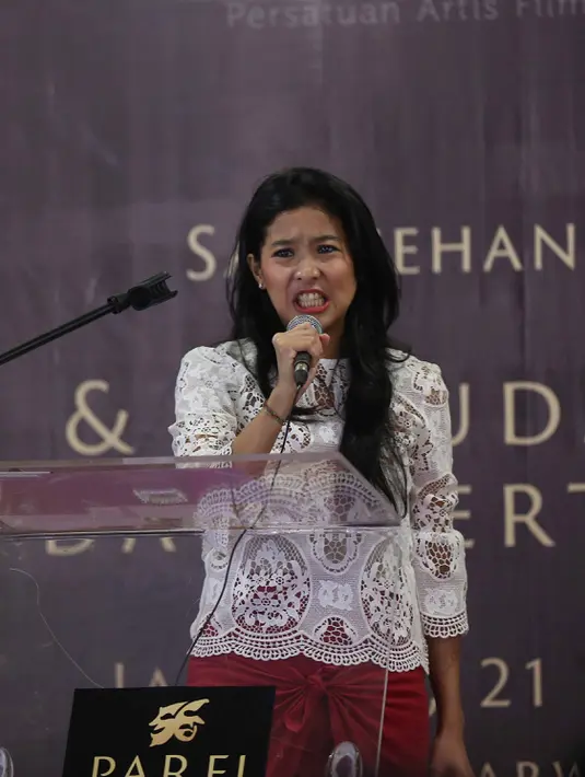 Dihadapan awak media usai pertunjukan, di Teater Jakarta Taman Ismail Marzuki (TIM), Jakarta Pusat, Jumat (27/1/2017) malam, adik Marcella Zalianty itu mengungkapkan kegugupannya jelang tampil di belakang panggung. (Nurwahyunan/Bintang.com)