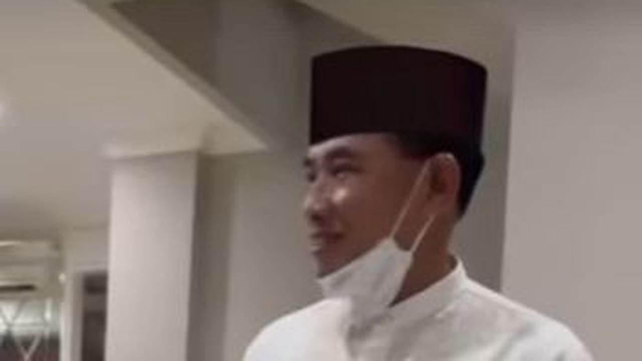 "Pengen kenalan tadi nyium sepatunya Angela," kata Ayuning kepada suaminya, Marsekal TNI Yuyu Sutisna.