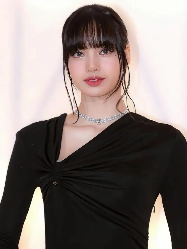 8 Tampilan Super Mahal Lisa BLACKPINK di Bulgari Studio, Gaun Puluhan Juta Bersanding dengan Aksesori Milyaran Rupiah