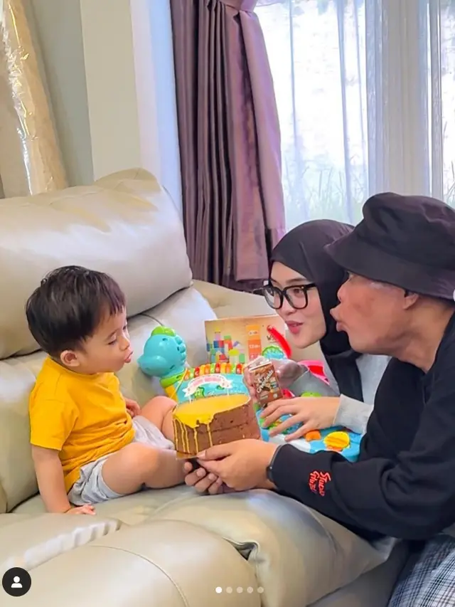 Putri Delina dan Sule Rayakan Ultah ke-2 Adzam