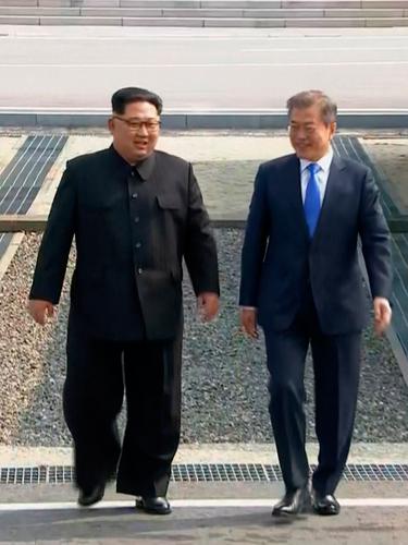 Jabat Tangan Kim Jong-un dan Moon Jae-in