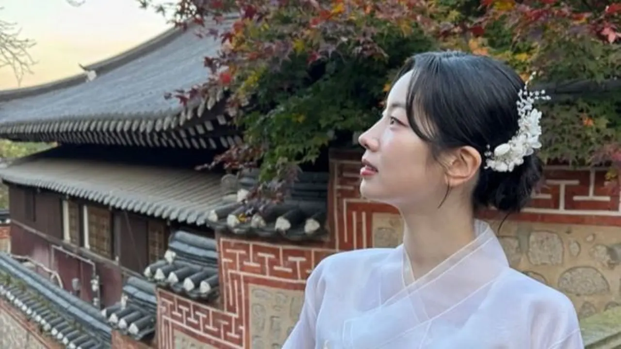 Potret dahyun pakai hanbok kuning. (credit:instagram.com/dahhyunnee)