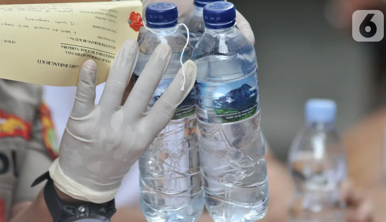 Kabid Humas Polda Metro Jaya Kombes Pol Argo Yuwono menunjukkan barang bukti berupan cangklong atau alat isap yang disamarkan di dalam air kemasan dalam rilis kasus narkoba di Ditnarkoba Polda Metro Jaya, Jakarta, Senin (7/10/2019). (merdeka.com/Iqbal S. Nugroho)