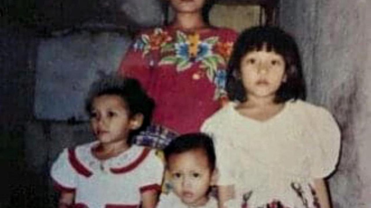 Maulida Octavia atau yang lebih dikenal dengan nama Via Vallen adalah pedangdut terkenal asal Jawa Timur. Ia lahir di Surabaya, 1 Oktober 1991 silam. Ia adalah anak pertama dari tiga bersaudara.&nbsp;