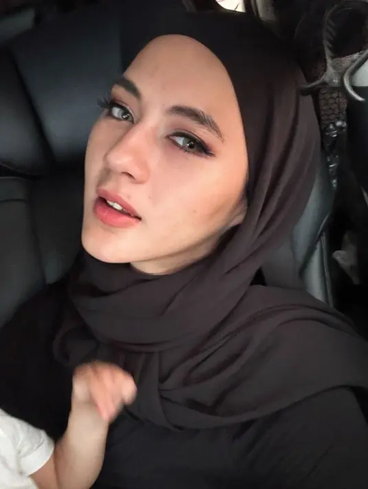 Potret Paula Verhoeven Mulai Konsisten Berhijab (Sumber: Instagram/paula_verhoeven)