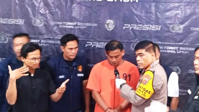 Tersangka penganiaya dokter koas Unsri, Fadillah alias Datuk (37), saat sudah berstatus tersangka oleh Polda Sumsel (Liputan6.com / Nefri Inge)