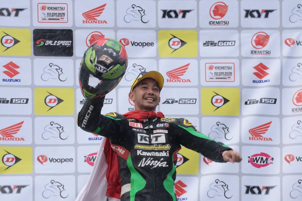 Pebalap Manual Tech KYT Kawasaki Racing, Ahmad Yudhistira (asiaroadracing).