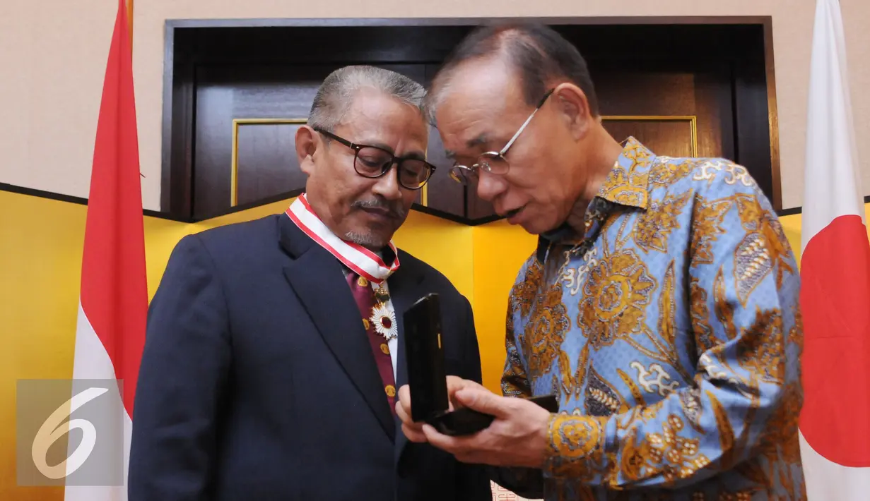 Dubes Yasuaki Tanizaki (kanan) memperlihatkan kotak bintang jasa kepada Ketua Prodi Jepang UI, I Ketut Surajaya di Kedubes Jepang, Jakarta, Senin (1/8). I Ketut Surajaya memperkuat hubungan penelitian Indonesia-Jepang. (Liputan6.com/Helmi Fithriansyah)