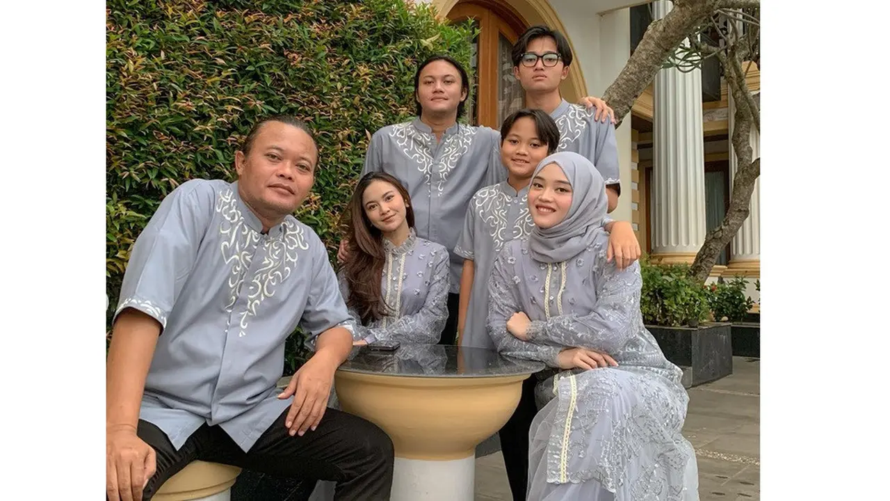 Potret Kedekatan Mahalini dan Keluarga Rizky Febian