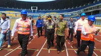 Kabareskrim Komjen Budi Waseso Meninjau Stadion Gelora Bandung Lautan Api (Liputan6.com / Okan Firdaus)