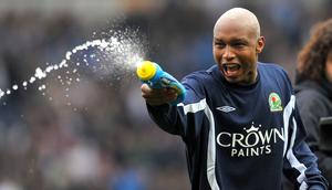 El Hadji Diouf. Striker Senegal yang kini berusia 41 tahun dan telah pensiun pada Januari 2016 bersama Sabah FC ini pernah membela Blackburn Rovers pada tengah musim 2008/2009 hingga akhir musim 2010/2011 setelah sebelumnya pernah berseragam Bolton, Sunderland dan Liverpool. West Ham pun tertarik mendatangkannya pada awal musim 2011/2012, namun proses transfernya menjadi berlarut-larut hingga El Hadji Diouf sempat berstatus tanpa klub. Proses transfer pun akhirnya gagal total akibat penolakan fans garis keras The Hammers yang mengaggap sang pemain memiliki perilaku yang buruk di lapangan, seperti sering melakukan diving. Pada Oktober 2011 ia akhirnya berlabuh ke Doncaster Rovers. (AFP/Andrew Yates)