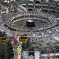 Pemandangan menunjukkan jamaaH berdoa di Masjidil Haram dikelilingi crane konstruksi di Mekah, 14 Juli 2015. Sebuah crane jatuh di Masjidil Haram pada Jumat (11/9), dan menyebabkan sekitar 107 orang tewas, termasuk WNI. (REUTERS/Ali Al Qarni/Files)