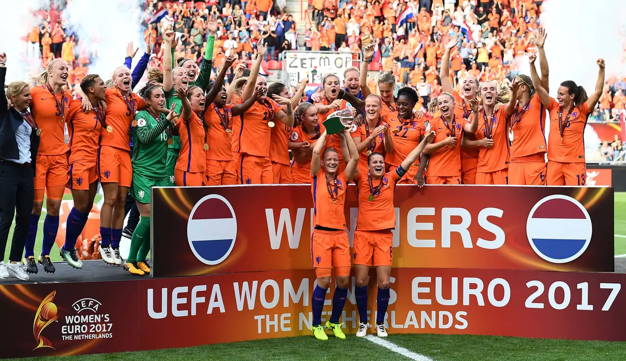 Tim Putri Belanda berhasil meraih trofi juara Piala Eropa Wanita 2017 setelah mengalahkan Denmark pada final di Fc Twente Stadium, Enschede, (6/8/2017). Belanda menang 4-1. (AFP/John Thys)