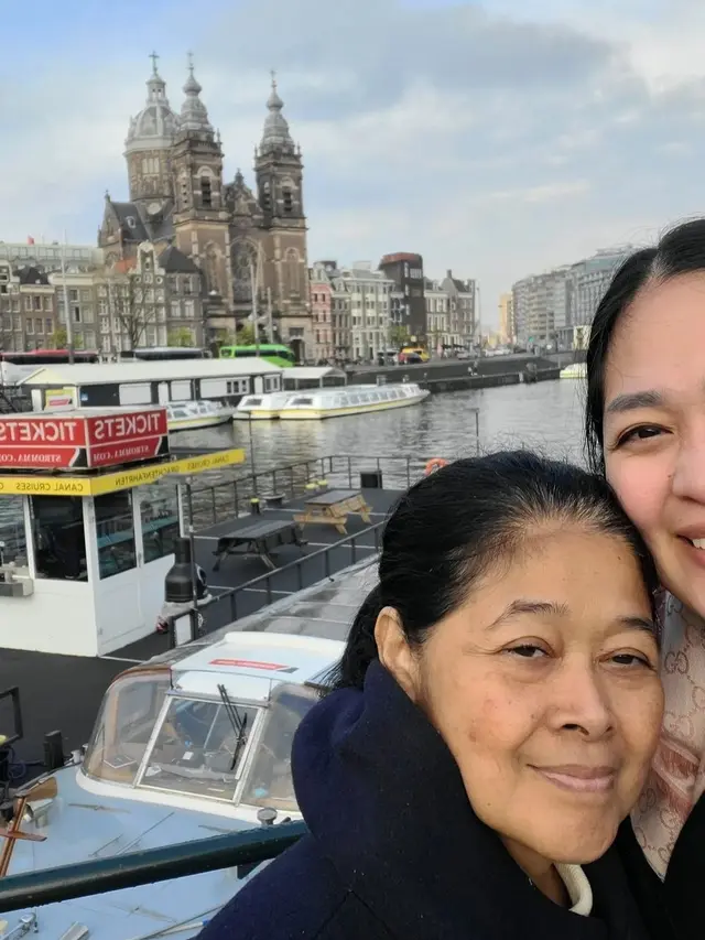 Gracia Indri ajak sang ibu keliling Amsterdam