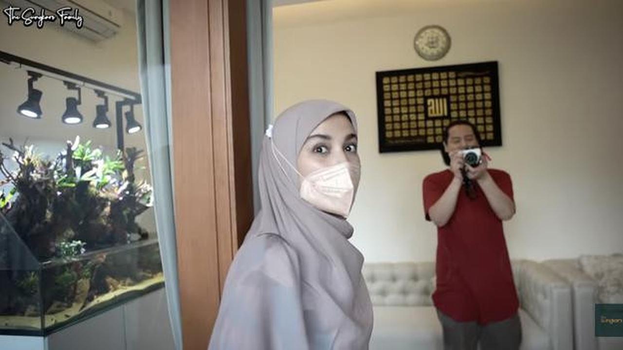 8 Potret Ruang Tamu Rumah Cut Meyriska dan Roger Danuarta, Minimalis dan Elegan