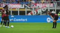 Para pemain AC Milan tampak lesu setelah kemasukan gol pada laga Serie A/Liga Italia antara AC Milan vs Udinese di Milan, Italia, Sabtu, 11 April 2026. (AP Photo/Antonio Calanni)