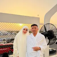 Ashanty saat Puncak Ibadah Haji bersama Anang Hermansyah. [@ashanty_ash]