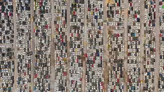 Foto udara yang diambil pada 10 Agustus 2021 ini menunjukkan kendaraan yang rusak akibat banjir pada Juli di tempat parkir, beberapa di antaranya akan dibuang, di Zhengzhou di provinsi Henan, China. Ada lebih dari 4.000 mobil yang terendam diparkir, termasuk Tesla Model 3 dan Audi. (STR / AFP)