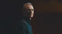 Akting Michael Fassbender sebagai Steve Jobs memiliki perawakan yang sangat mirip aslinya di trailer perdana film.