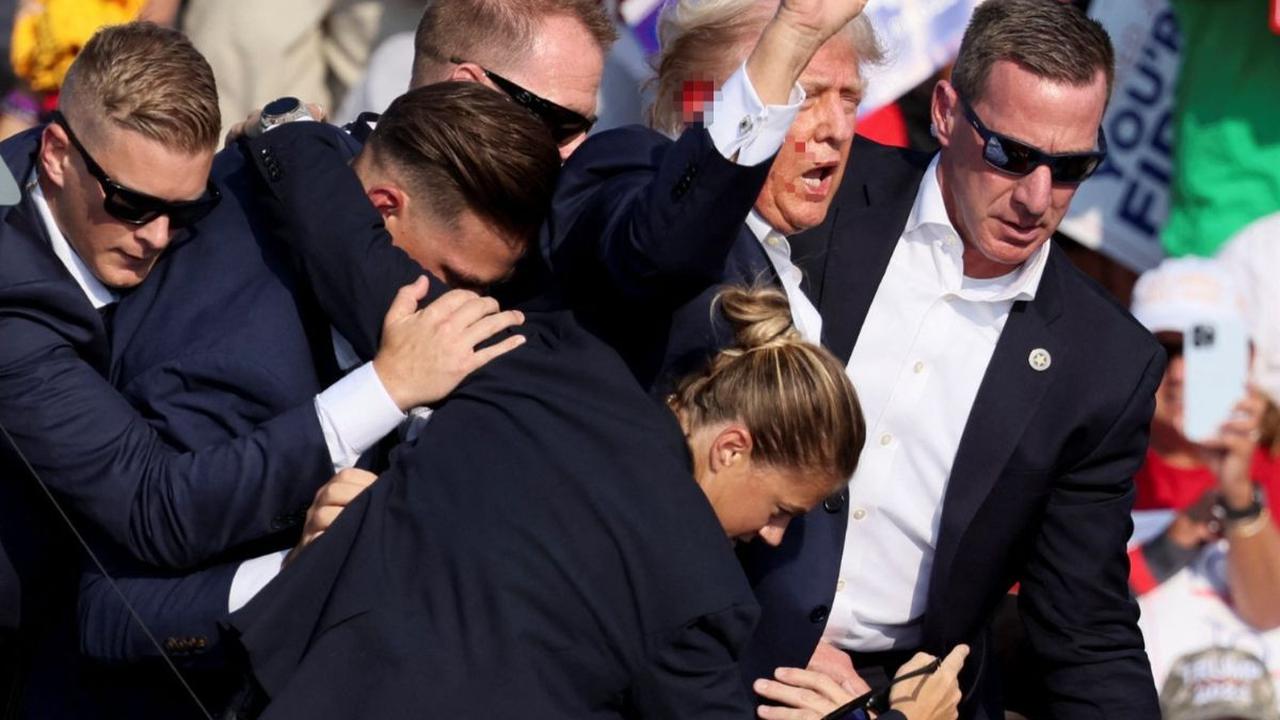 Ekspresi mantan presiden Amerika Setikat yang juga kandidat presiden dari Partai Republik, Donald Trump seusai ditembak dalam kampanye Pilpres Amerika Serikat di Butler Farm Shor, Butler, Pennsylvania, Amerika Serikat, Minggu (14/7/2024) pagi WIB. Meski d