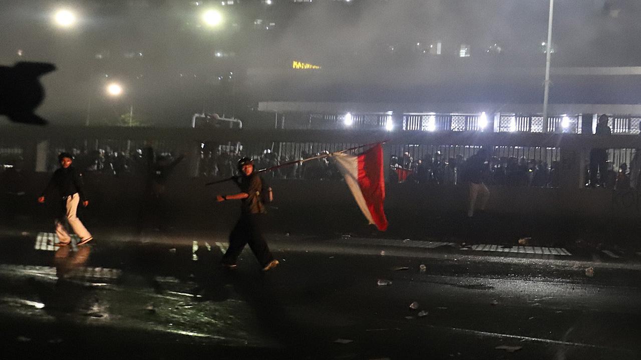 Water Cannon Bubarkan Massa di Gerbang DPR