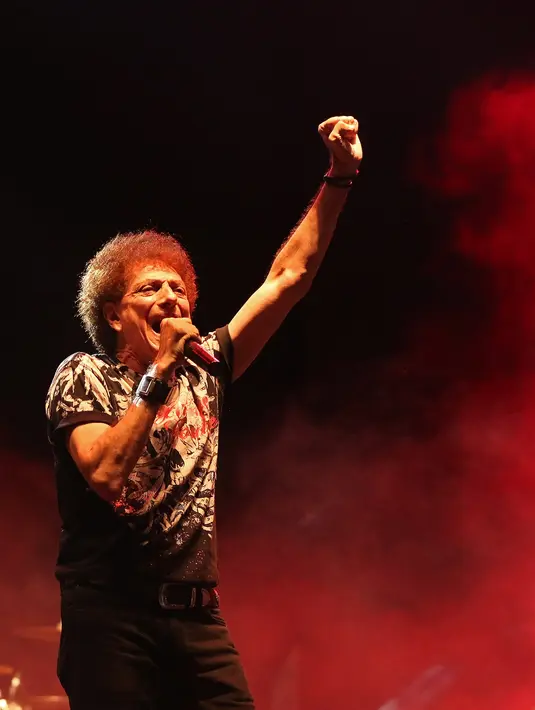 Sentuhan berbeda diberikan God Bless saat tampil dalam acara JogjaROCKarta: International Rock Music Festival. Sebelum bintang utama Dream Theater tampil, grup musik legendaris itu terlebih dulu membuakanya. (Bambang E. Ros/Bintang.com)