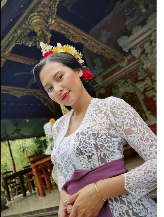 Aktris cantik kelahiran 16 Mei 1997 itu terlihat cantik dalam balutan kebaya Bali. [Foto: IG/indahpermatas].