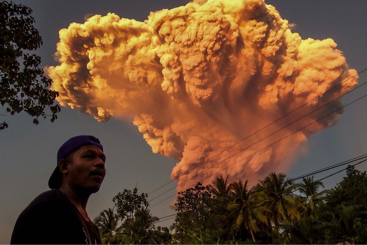 FOTO: Erupsi Dahsyat Gunung Gunung Lewotobi Laki-Laki, Status Menjadi Awas