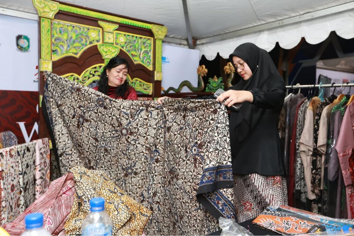 Pemkab Banyuwangi dan OJK Dorong Literasi Keuangan Masyarakat Lewat Batik Festival
