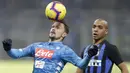Pemain Napoli, Mario Rui, mengontrol bola saat melawan Inter Milan pada laga Serie A di Stadion San Siro, Rabu (26/12). Inter Milan menang 1-0 atas Napoli. (AP/Luca Bruno)