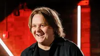 Lewis Capaldi hit the Glastonbury stage with a surprise performance and becomes an advisor in The Voice competition. How's his health update?