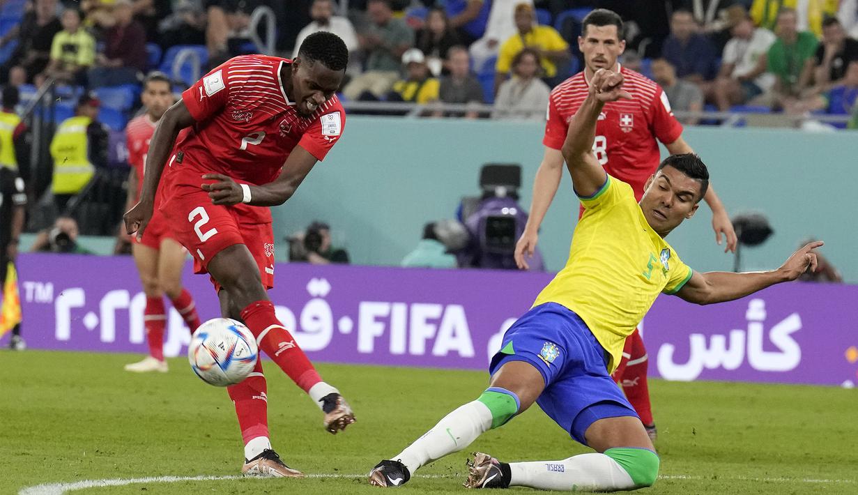 Casemiro bekerja keras cukup ekstra ketika ada perlawanan dari Swiss. Ia dengan cepat mendeteksi bahaya  dengan memblok tendangan Edimilson Fernandes di area kotak penalti Brasil. (AP Photo/Natacha Pisarenko)