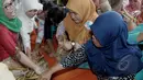 Pengunjung berebut kue yang hanya ada satu tahun sekali ini yaitu kue celorot yang merupakan makanan khas dari pulau tidung dalam acara "Tidung Festival 2015", Kepulauan Seribu, Jakarta, Sabtu (7/3/2015). (Liputan6.com/Andrian M Tunay)