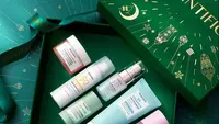 Selain kue kering, bundle skincare bisa jadi rekomendasi hampers Lebaran yang anti mainstream. (Dok/SKINTIFIC Indonesia].