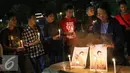 Sejumlah orang menyalakan lilin di depan Istana Negara, Jakarta, Selasa (15/11). Mereka menggelar doa bersama untuk korban dari aksi pelemparan bom di Samarinda.(Liputan6.com/Immanuel Antonius)