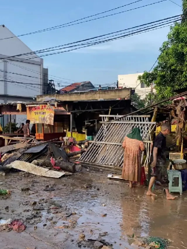 Situasi terkini Perum Pondok Gede Permai Bekasi usai banjir surut pada Rabu, 5 Maret 2025 (Foto: TikTok azkamdamai)