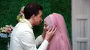 Khidmat dan sakralnya suasana akad nikah Risty Tagor dan Stuart Collin (M. Akrom Sukarya/Bintang.com)